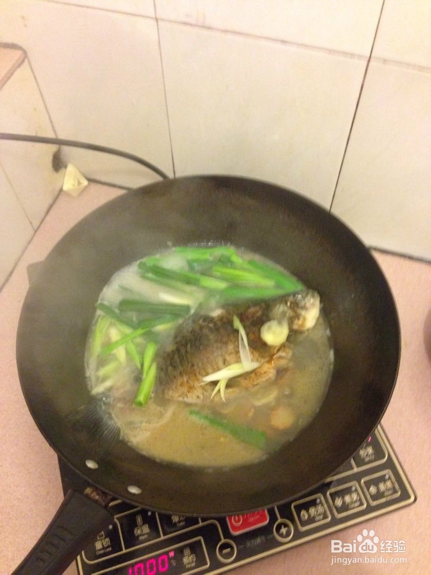 菜鸟都可以完成的鲜甜浓汤:萝卜丝鲫鱼汤