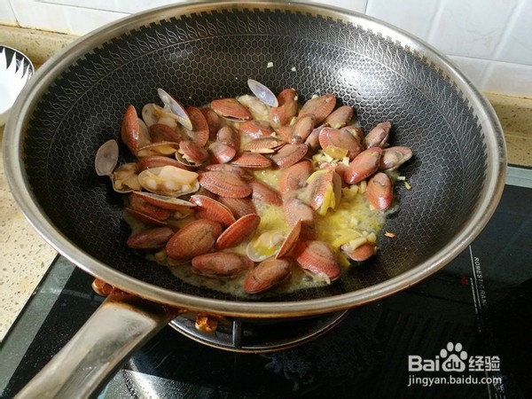 双椒炒花甲的做法