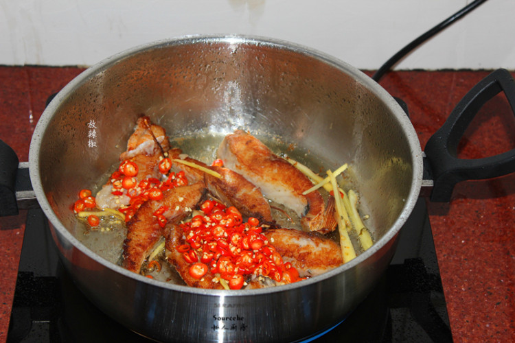 没见过的酸菜炒鱼做法,快来看看!