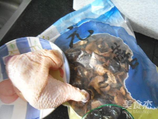 鸡腿烧元蘑的做法