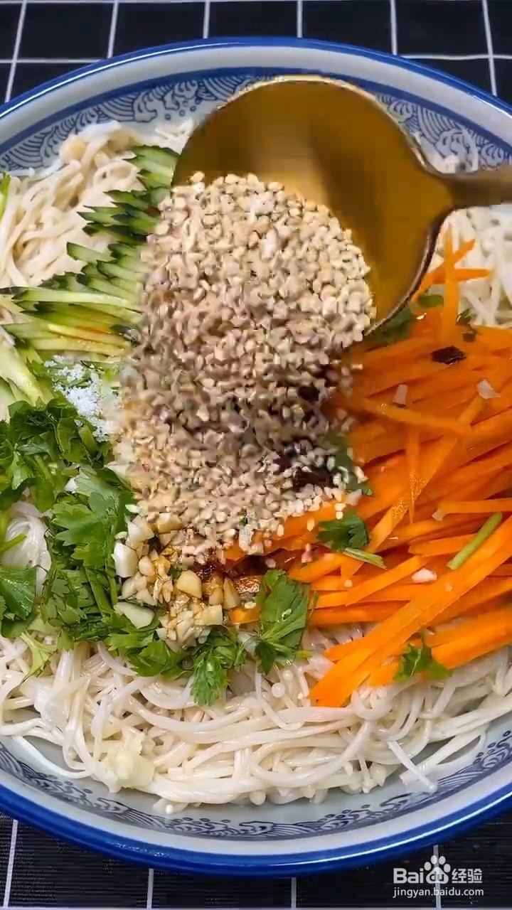 如何自制美味好吃的拌金针菇