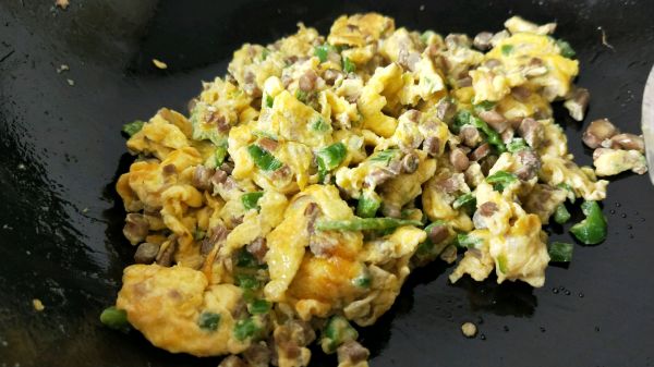 茶树菇青椒炒蛋