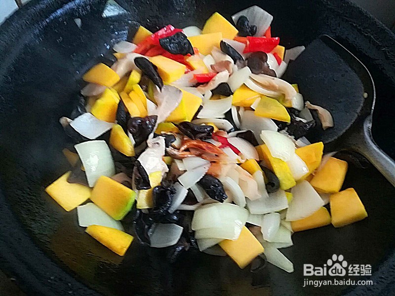 怎么做营养好吃的蘑菇黑木耳嫩南瓜