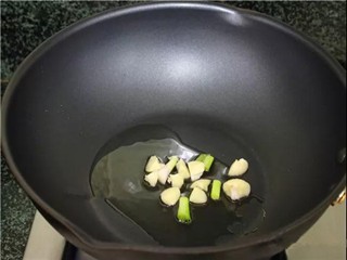 土豆焖排骨怎么做？