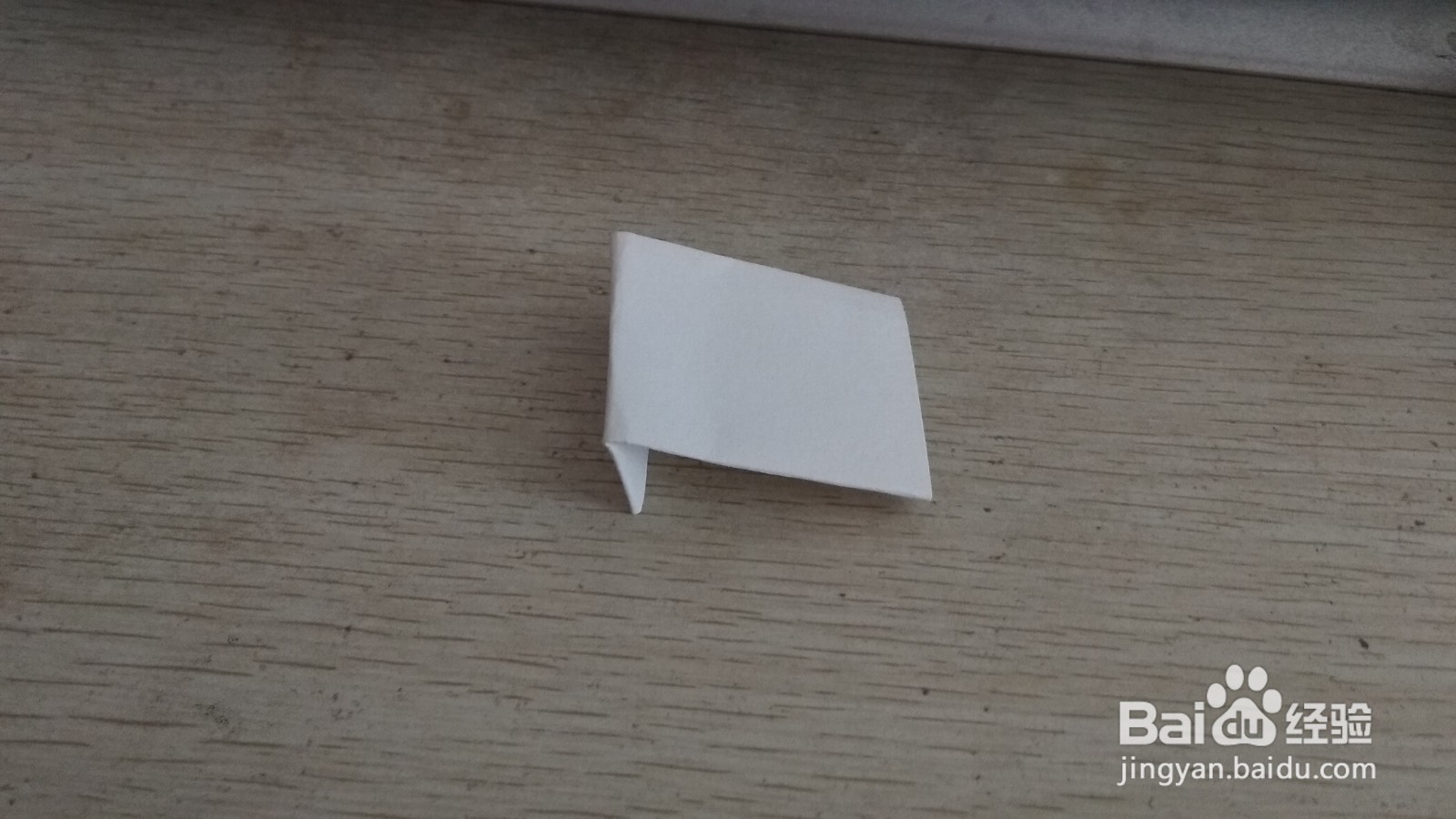 如何用一块正方形的纸做简易的中性笔的支架