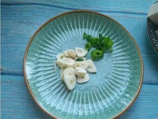 五花肉炖豆腐怎么做？