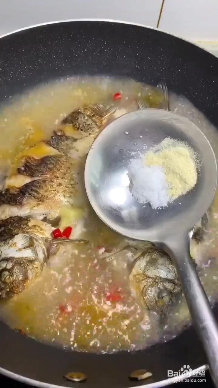如何制作香辣红烧鲫鱼