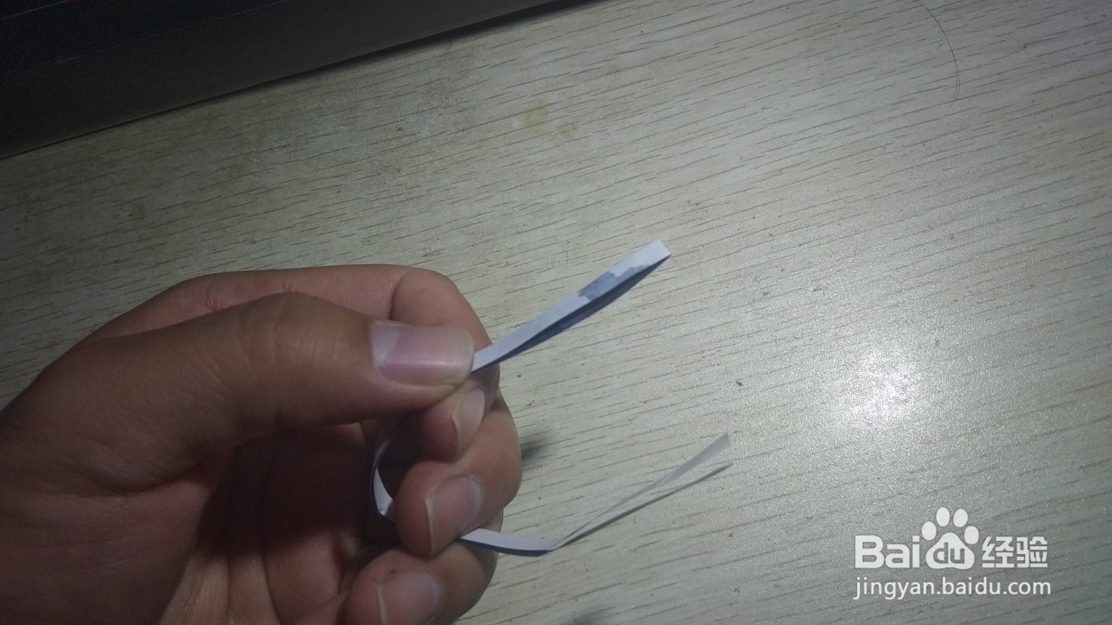 如何用细长的纸条做简易的手机支架
