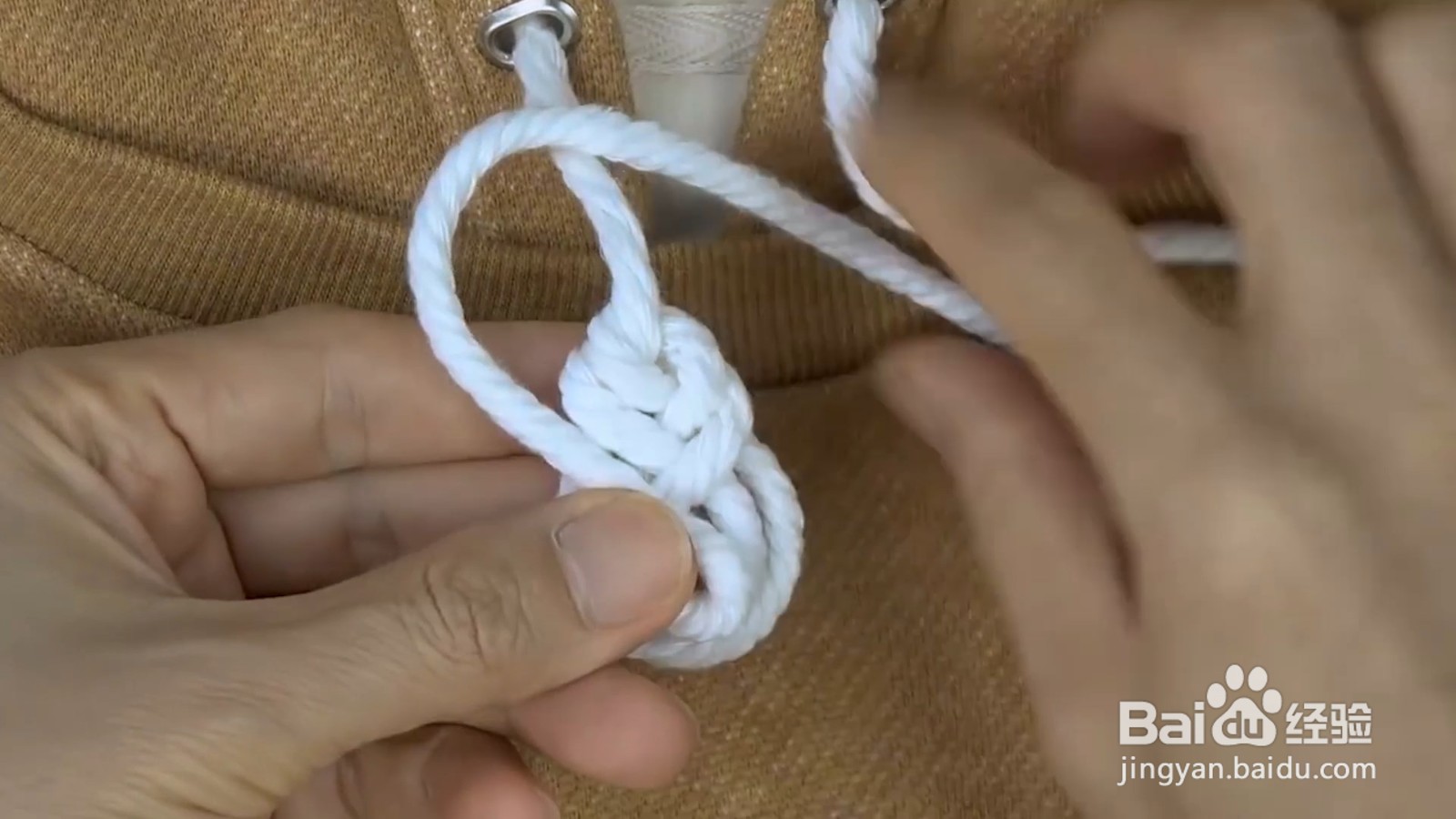 卫衣绳的花式打法，这样穿出去超有个性