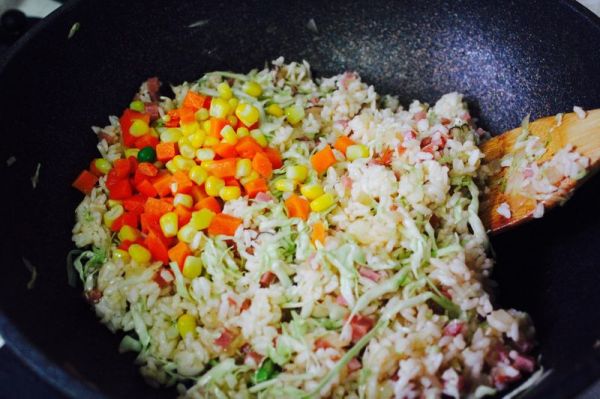 卷心菜香肠炒饭