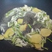 制作海皇蟹黄干捞粉丝煲