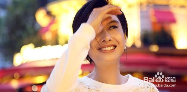 冻龄女神朱茵,自拍美似画中人!