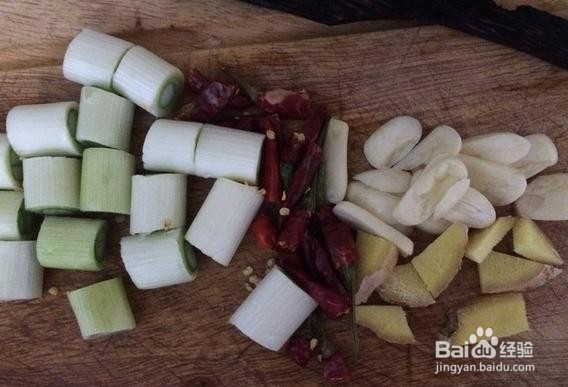 来学学酱鸭腿怎么制作吧