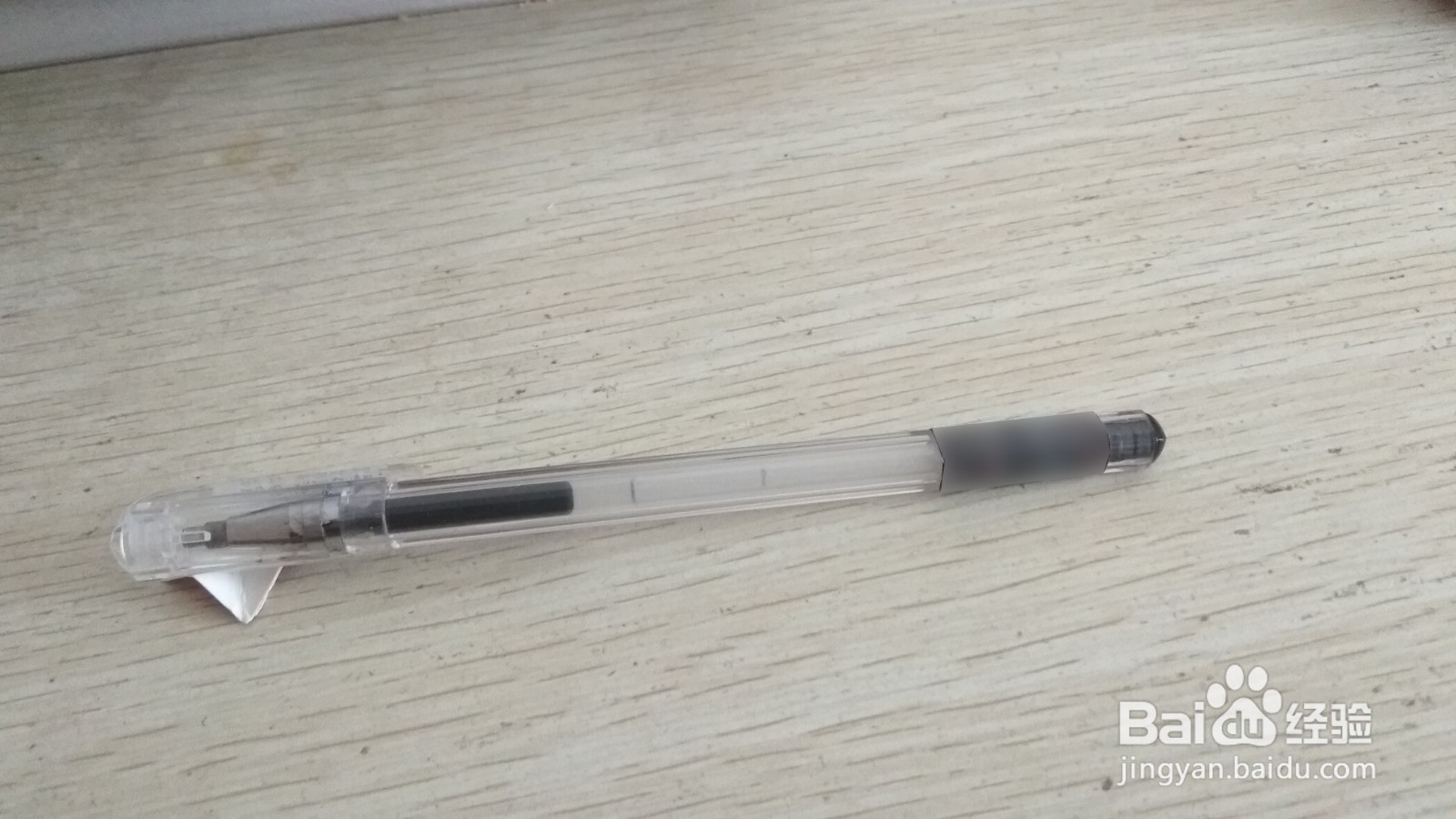 如何用两个三角形硬卡纸做简易的中性笔的支架