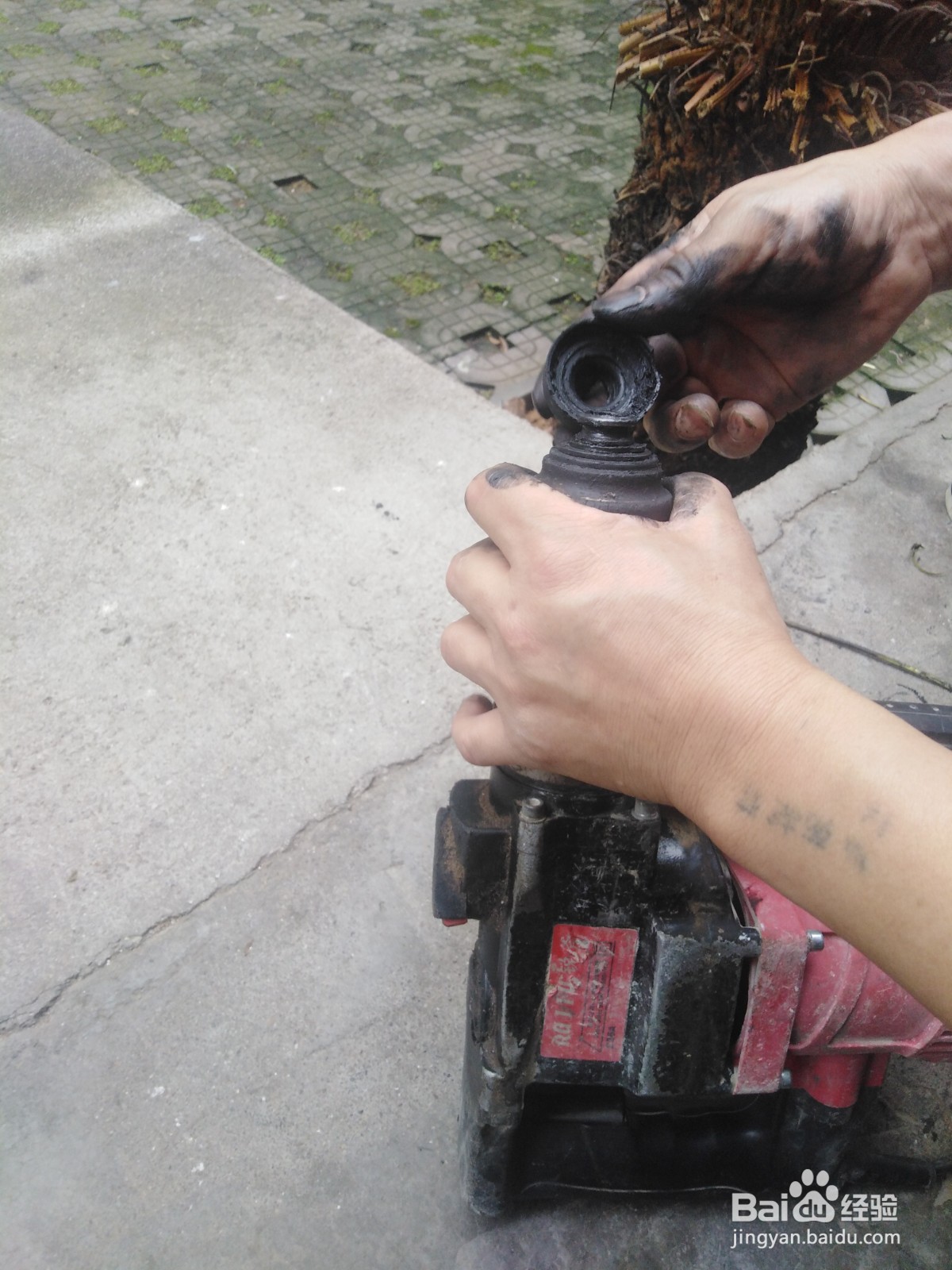 电锤装不进退不出钻头如何修理？