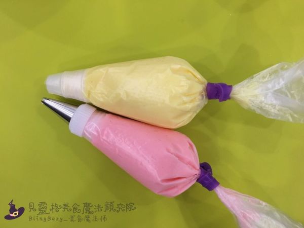 玫瑰花束奶冻裱花马芬杯子蛋糕