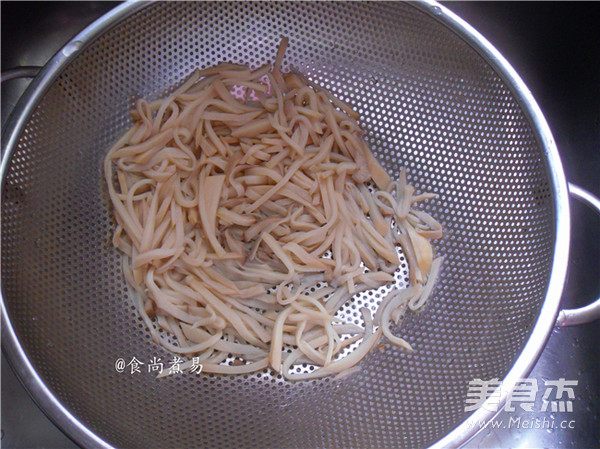 炝拌鸡腿菇的做法