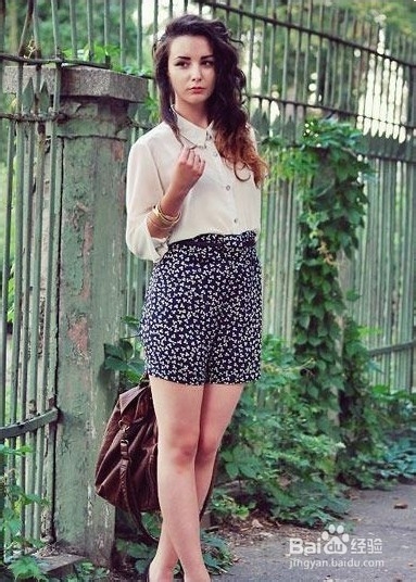 高腰短裤+衬衫 显高显瘦两不误