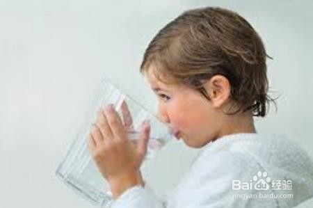 夏季,如何保证孩子喝充足的水