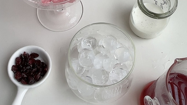 奶香蔓越莓冰饮