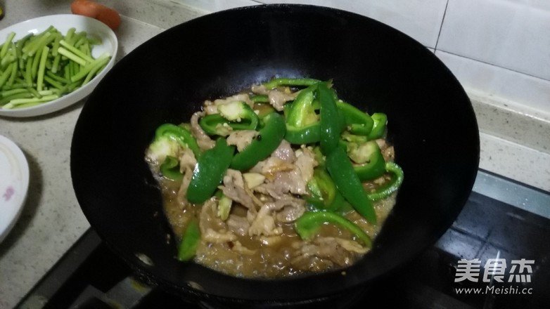 灯椒溜肉片的做法