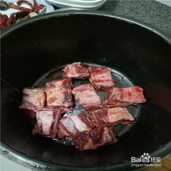 牛排骨炖萝卜的做法。