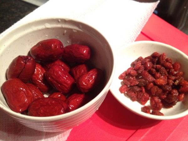 红枣雪梨薏仁银耳汤