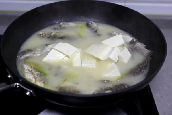 鲫鱼豆腐汤怎么炖好喝又营养