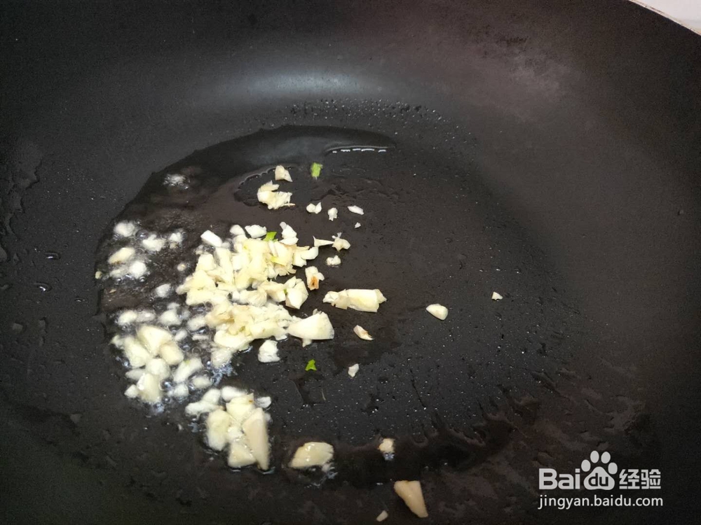 香菇青菜到底是先放青菜还是先放香菇呢?