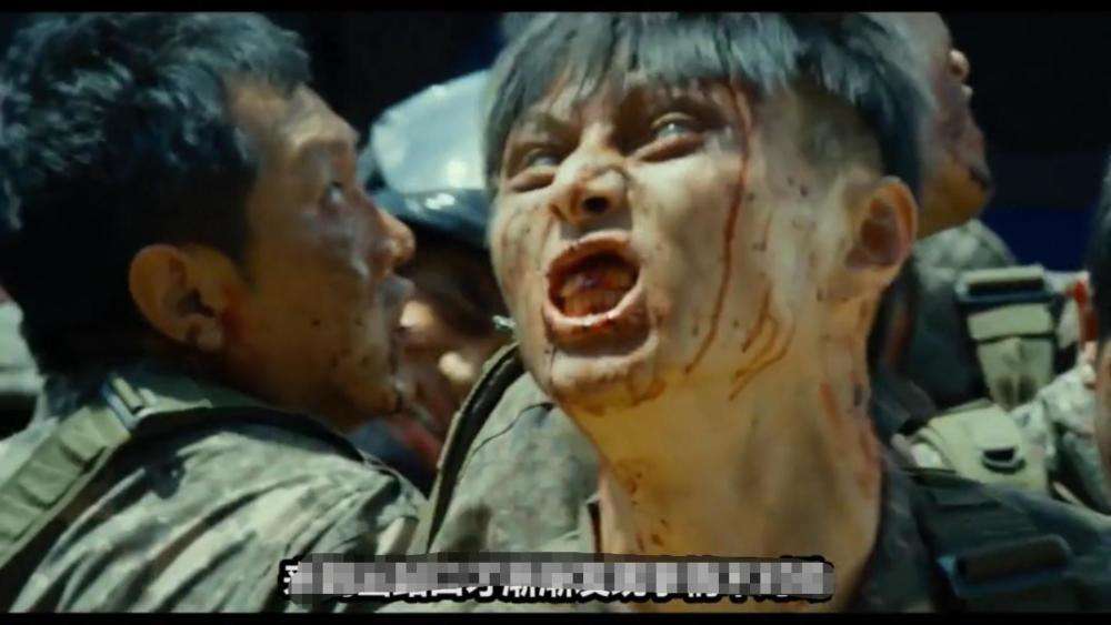 男人眼镜变红,长出僵尸牙打架的电影叫什么