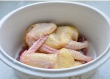 白莲茶树菇乳鸽汤