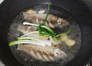 如何做出美味的鲫鱼豆腐汤？