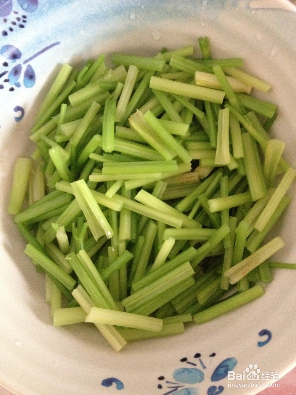 [瘦身健康素菜]芹菜炒豆干的做法