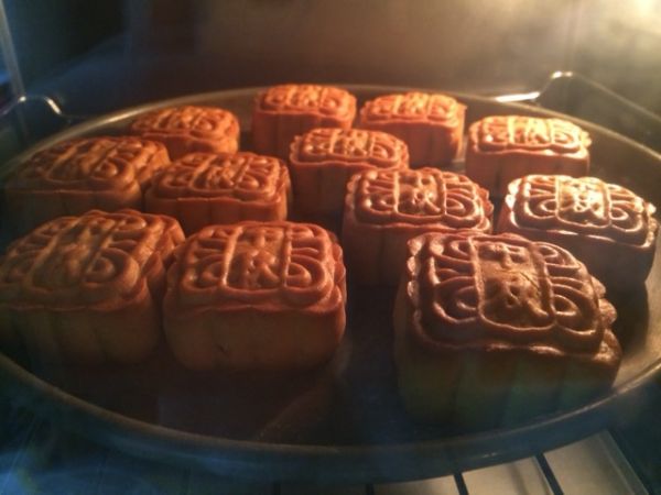 广式蛋黄莲蓉月饼