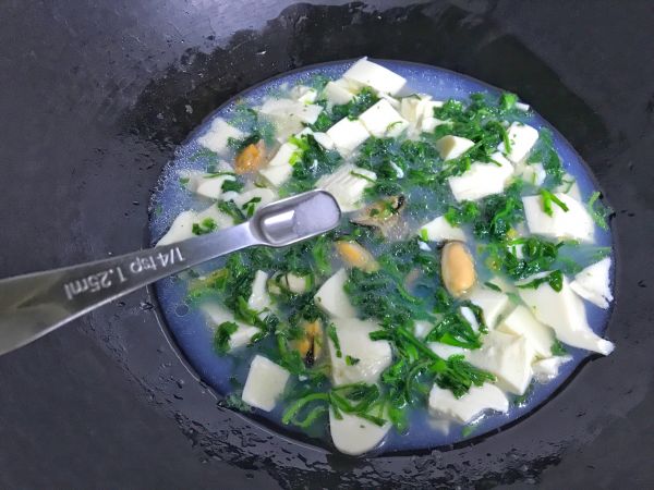 贻贝荠菜豆腐汤