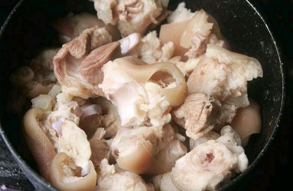 红烧猪蹄炖黄豆