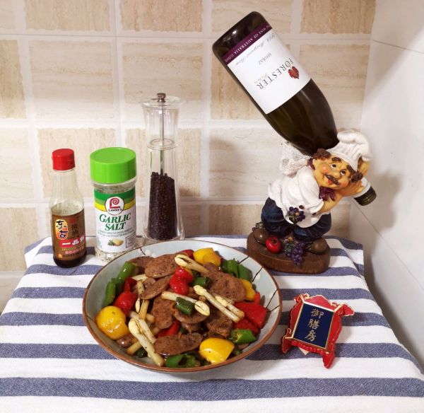 黑椒肠炒彩椒花生芽