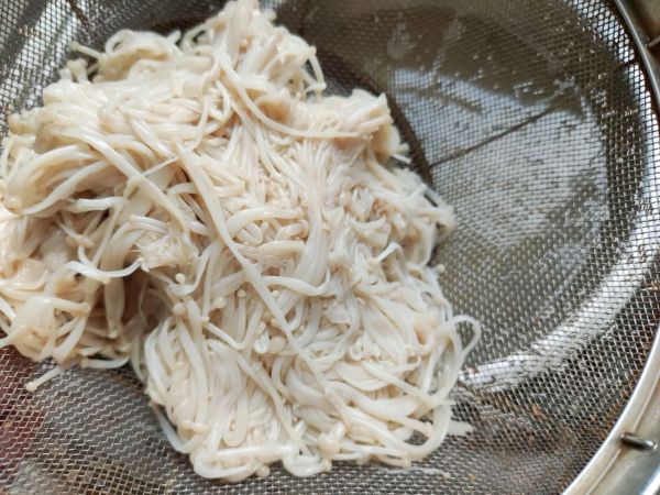 凉拌香菜金针菇