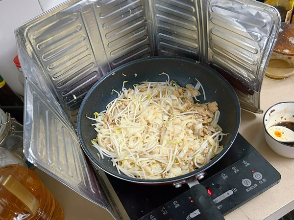 瘦肉豆芽炒河粉