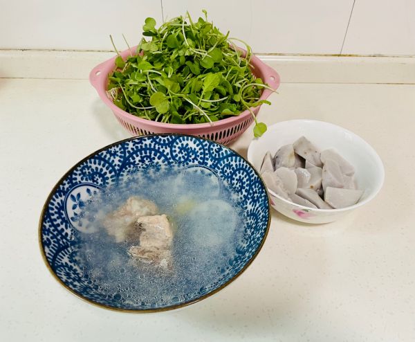 排骨芋艿鸡毛菜汤