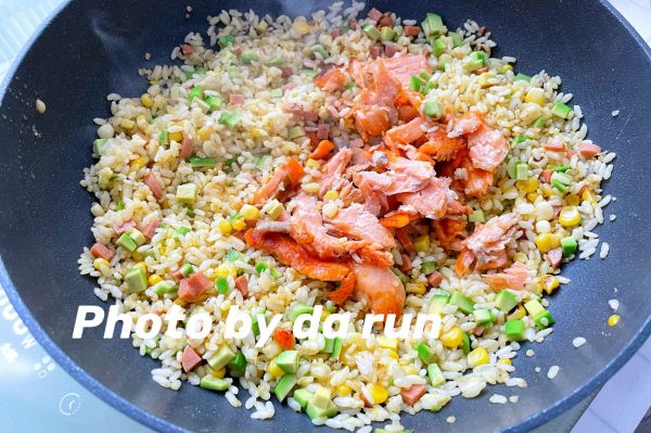 三文鱼牛油果藜麦炒饭