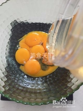 沙棘汁戚风蛋糕的做法