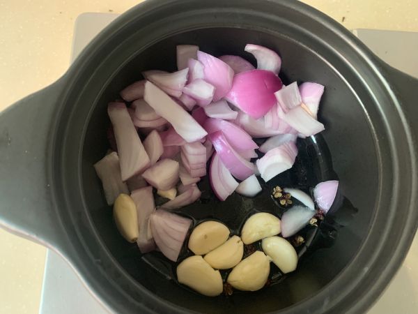 砂锅葱香鸡腿肉