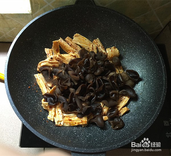 好吃健康的黑木耳炒腐竹的做法