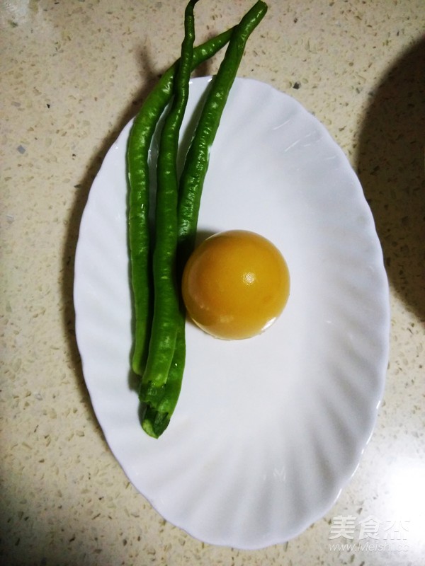 青椒拌皮蛋的做法
