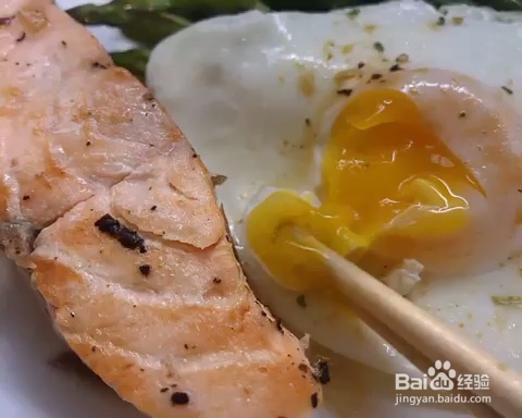 怎么做蒜煎三文鱼芦笋?低脂轻食？