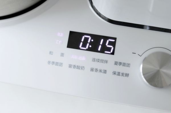 粉红色糖渍樱花牛肉汉堡