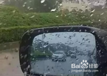 下雨天车窗有水珠看不见后视镜怎么办?