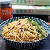 香辣牛肉酱蔬菜拌面