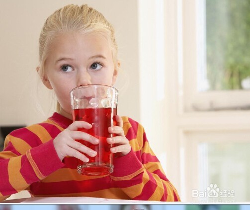 1岁内宝宝怎样正确穿衣？